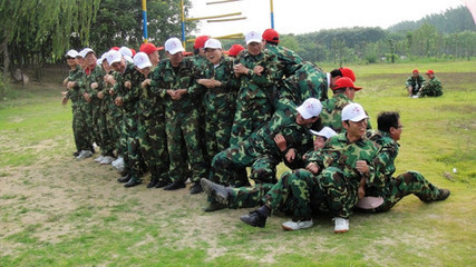 拓展訓(xùn)練 突破自我，團(tuán)隊(duì)共贏