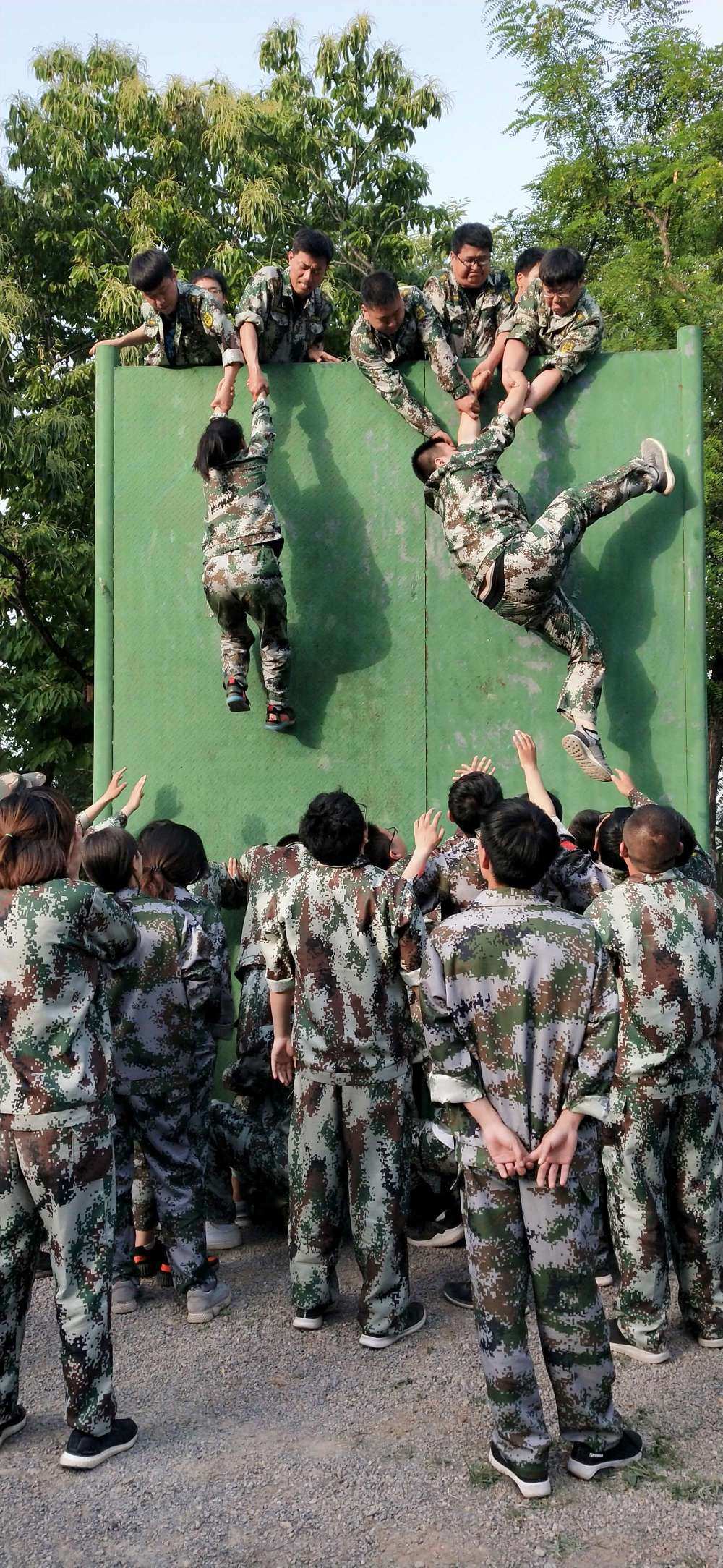 拓展項(xiàng)目《畢業(yè)墻》 團(tuán)隊(duì)協(xié)作的終極考驗(yàn)與成長(zhǎng)蛻變